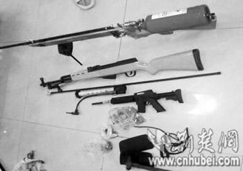 武汉男子射路灯车窗练枪法 自制仿真狙击步枪(图)