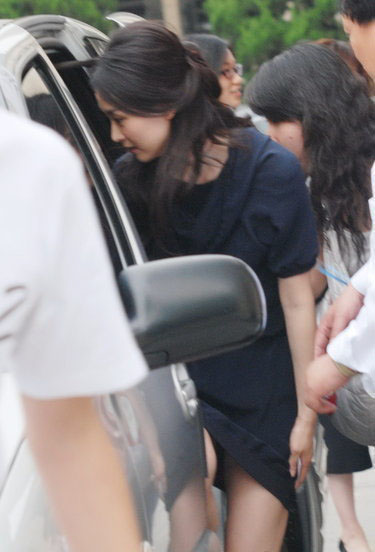 王艳亮相众人伺候如太后