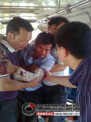 公交车与货车相撞 5名巡特警着便装施救获嘉奖