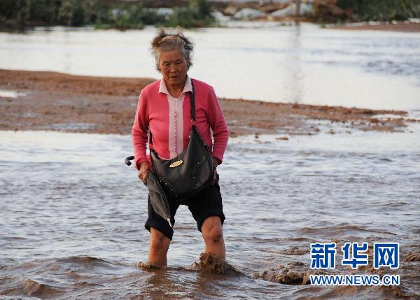 暴雨致两老人被困图片_WWW.66152.COM