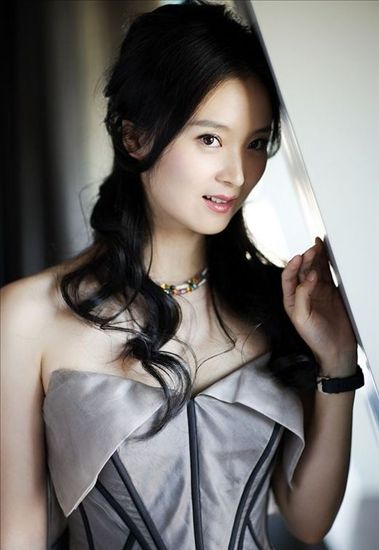 王艳新写真高雅温婉 大展精致<em>女人美</em>(<em>图</em>)