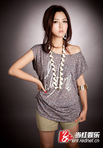 <em>何</em>洁新造型变身摇滚女青年 彩鞋出卖女孩本质