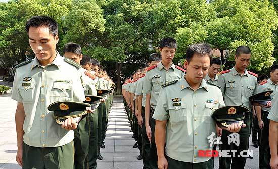 (武警官兵脱帽默哀.