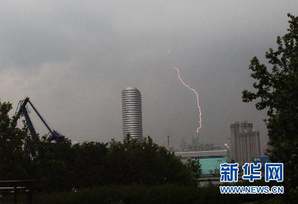 上海伏期创多项高温极值 雷暴雨再致路段短时