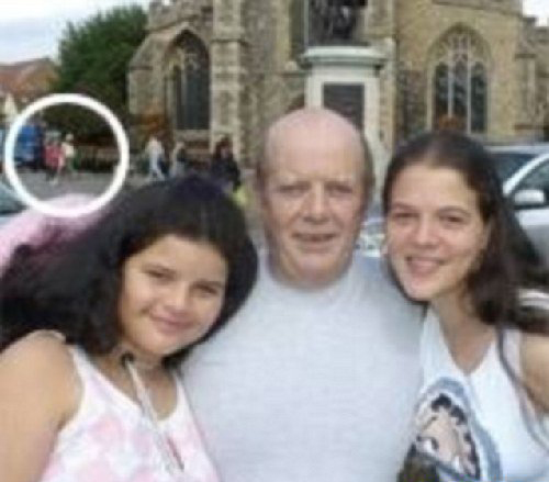 英男子合影时意外拍下失散女儿 <em>父女重逢</em>_金城