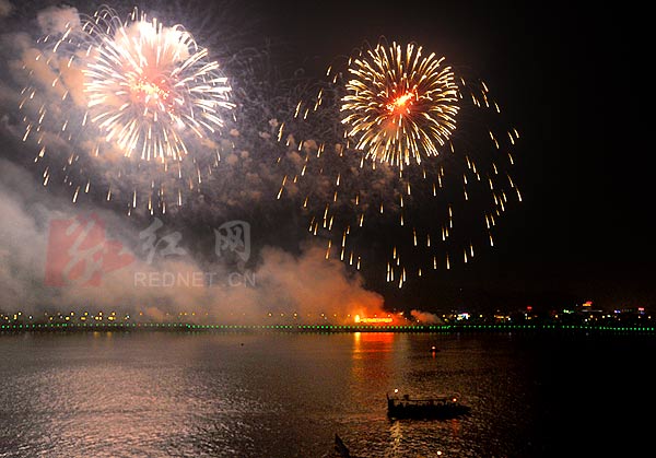 长沙橘子洲举行浏阳烟花节焰火表演(组图)