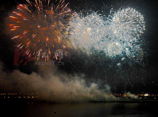 长沙橘子洲举行浏阳烟花节焰火表演(组图)