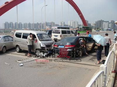 昨日上午,在长沙人民东路浏阳河立交桥发生一起惊险车祸,一辆贴有"