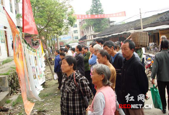 会同县检察院深入基层开展送法下乡活动(组图