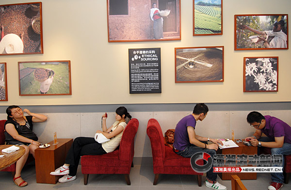 星巴克长沙王府井店上午开业 爵士乐开场铜锣