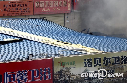 西安北郊大明宫建材市场发生火灾 明火已被扑