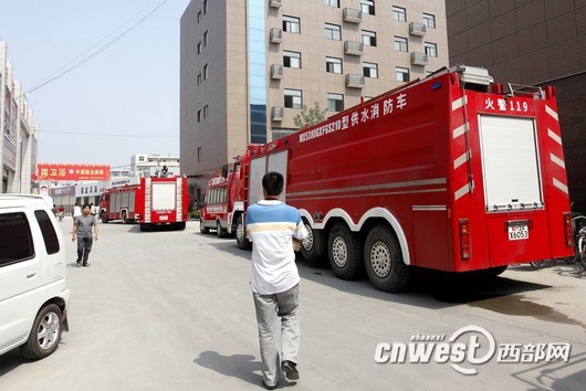 西安北郊大明宫建材市场发生火灾 明火已被扑