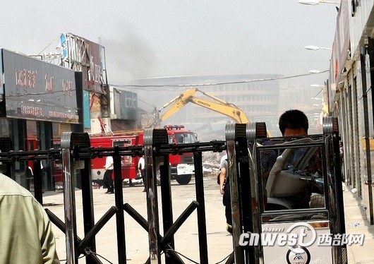 西安北郊大明宫建材市场发生火灾 明火已被扑