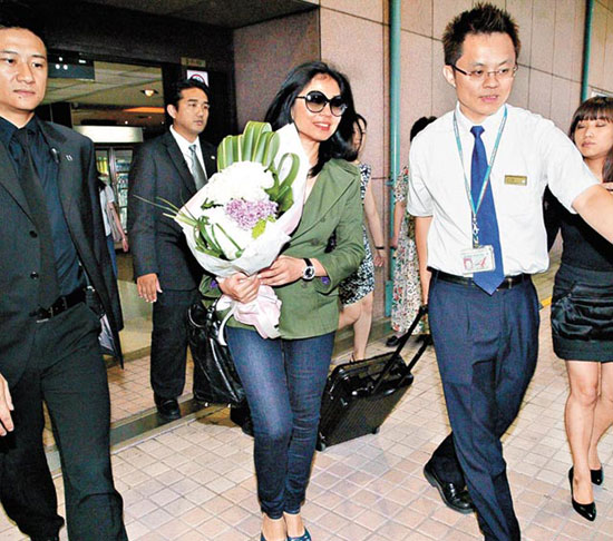 钟楚红无惧台风飞抵台湾 薄施脂粉墨镜难掩艳