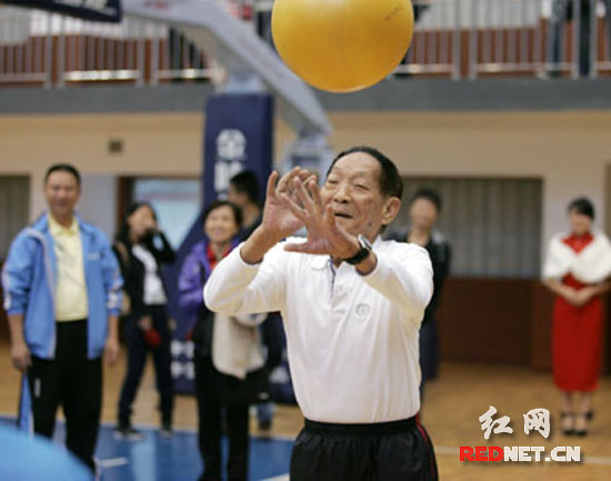 袁隆平出现在湖南省首届省直机关气排球赛的赛场上,刚过完80岁生日的