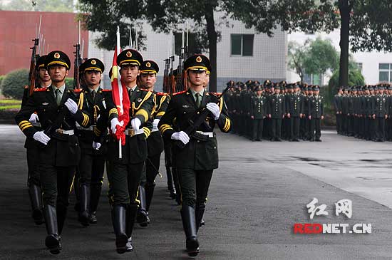 湖南省军区机关举行升国旗仪式庆国庆(组图)