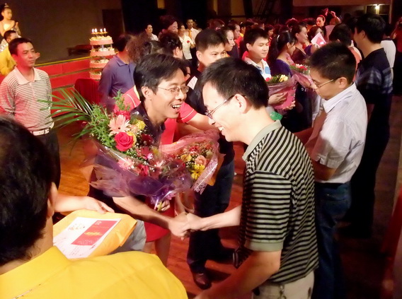 冷钢为与祖国同生日员工送特别祝福