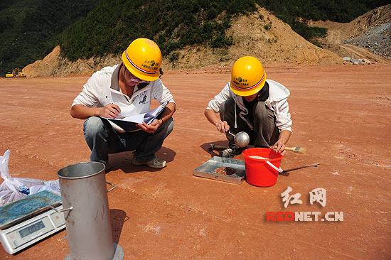 国庆长假 湖南45万人奋战高速公路建设