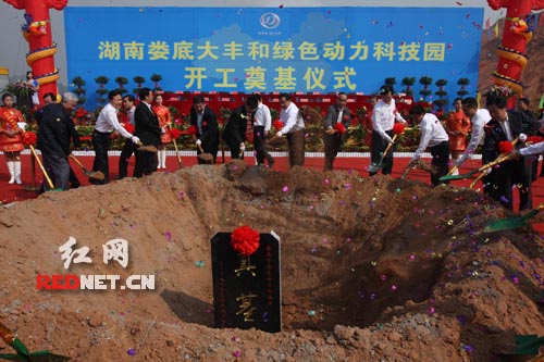 娄底大丰和电动车辆有限公司第一台电动汽车在娄底市经济技术高清图片