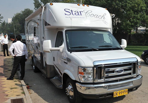 赵本山走路赴《建党》片场众保镖护驾