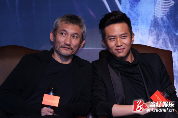 徐克 邓超 Q:看起来你演戏还挺拼命的。 A:为了《狄仁杰之通天帝国》,我是拼了,首先这是徐克的戏,我看着他的戏长大,一直非常崇敬他。但我一开始不能理解为什么要把我的角色设计成一个白化病人,造型像个公公,又不让见太阳,但实际上这就是徐克的风格,他喜欢让人有距离感的角色设定。电影在北京首映的时候导演请我喝了一杯,是为了我的头发而喝的。当时为了贴合角色,我的头发漂过十几次,断发断得很恐怖。每天洗完澡轻轻梳理一下就会掉下来,下水道里可以拿起像手指那么粗的一绺。直到今年五月份的时候,才长出来一点点