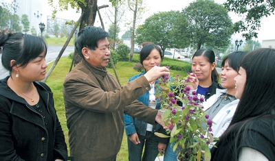 正文     本报讯(记者 张怀中)洗脚上岸,失地农民成为都市花卉园艺师