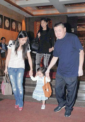 <em>刘銮雄</em>甘比重阳享家庭乐 两岁<em>女儿</em>秀学走成果