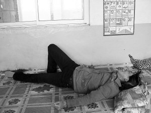 <em>女生头发</em>过长被学校勒令<em>剪短</em> 回家喝药后死亡