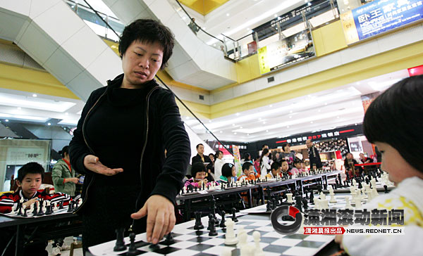 国际象棋世界冠军谢军长沙座谈 自称最喜欢当