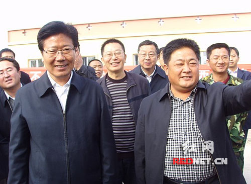 张春贤(左一)听取托克逊县委书记王家斌(前排右一)介绍托克逊县"富民