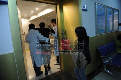 女孩两岁时母亲出走 7岁起独自挑起家庭重担