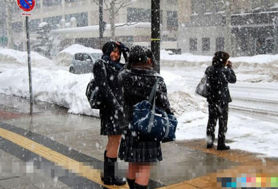 日本<em>女孩小学</em>到高中都穿<em>学生</em>裙 冬天也穿超短