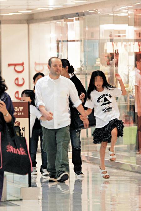 邱淑贞专心为<em>幼女买</em>名牌衫 沈嘉伟做超级奶爸