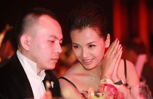 刘涛戴奢华珠宝秀美腿