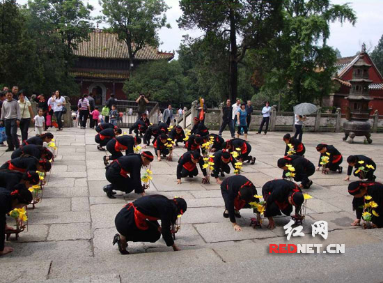 朝圣香军映红南岳旅游半边天