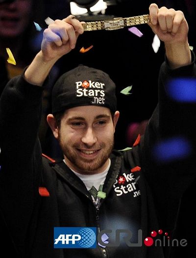 加拿大男子获世界扑克冠军 捧890万美元奖金