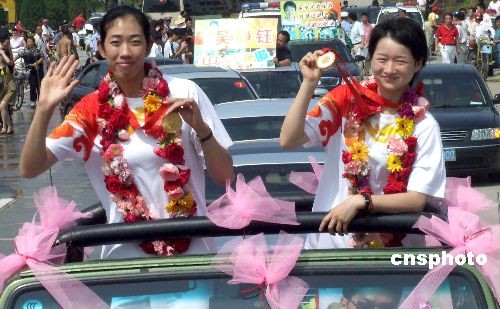 资料图:北京奥运会女子四人双桨赛艇冠军金紫薇(左),女子49公斤级