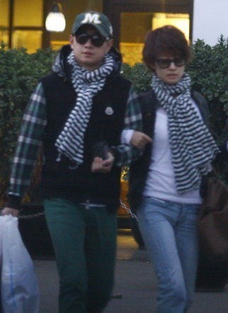 文章<em>马伊琍戴</em>情侣围巾逛超市(图)