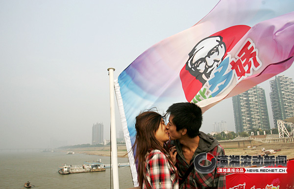 长沙两百市民游轮上拥吻 一起分享亲情友情爱