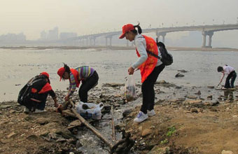 株洲130余名志愿者周末赴湘江河岸清理垃圾
