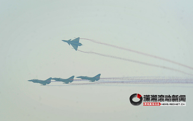 关于喷彩色烟雾飞机简笔画图片大全|八架飞机