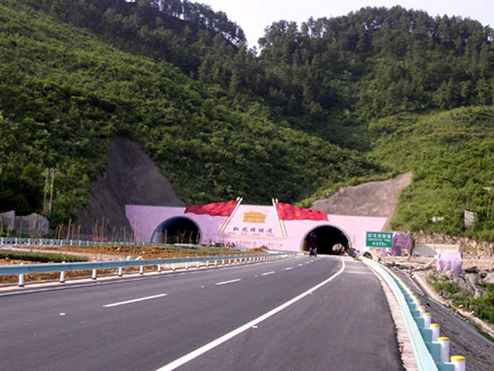 在遵义至重庆的崇遵高速公路上,从号称贵州第一长的凉风垭特长隧道