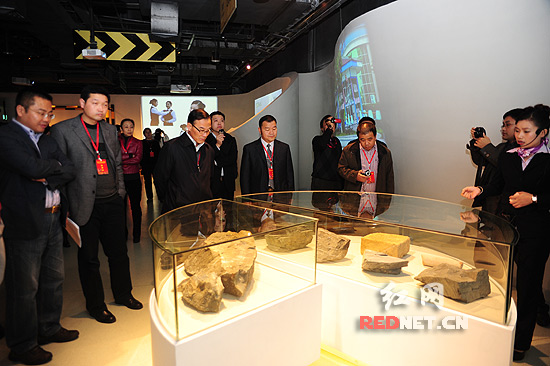 代表们对这个全国首个高速公路展览馆表示高度赞赏,纷纷拍照、摄像留念。