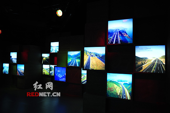展览馆内用图片展示了湖南已建成的高速。