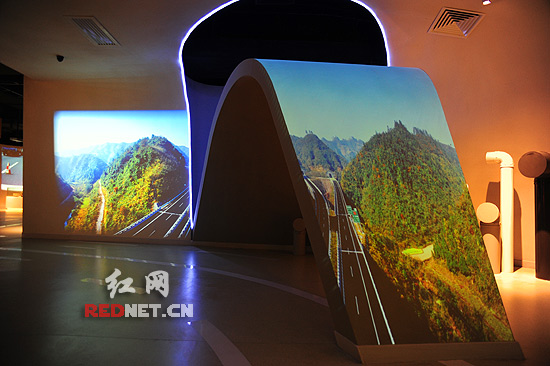 展览馆内用先进的光电技术展示了湖南高速公路的美景。
