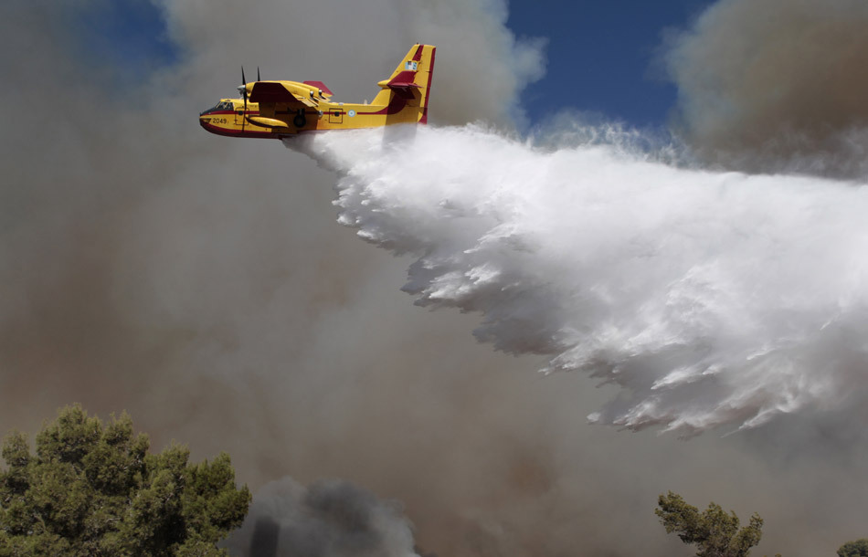 消防飞机在以色列卡梅尔山区灭火