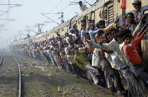 图为严重超载的印度客运列车(资料图)