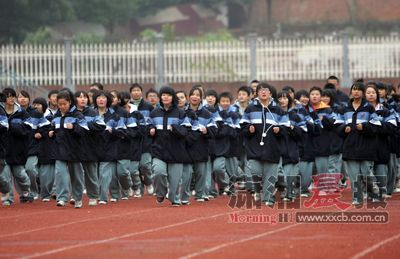 昨日,湘府中学体育馆外,几百名学生身穿校服在寒风中跑步.