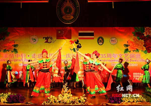 湖南侨心艺术团在泰国举行慰问华侨华人演出