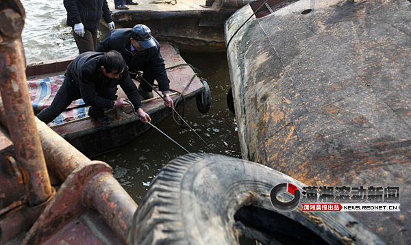 岳阳一客船与自卸船相撞 6人落水5人逃生[图]